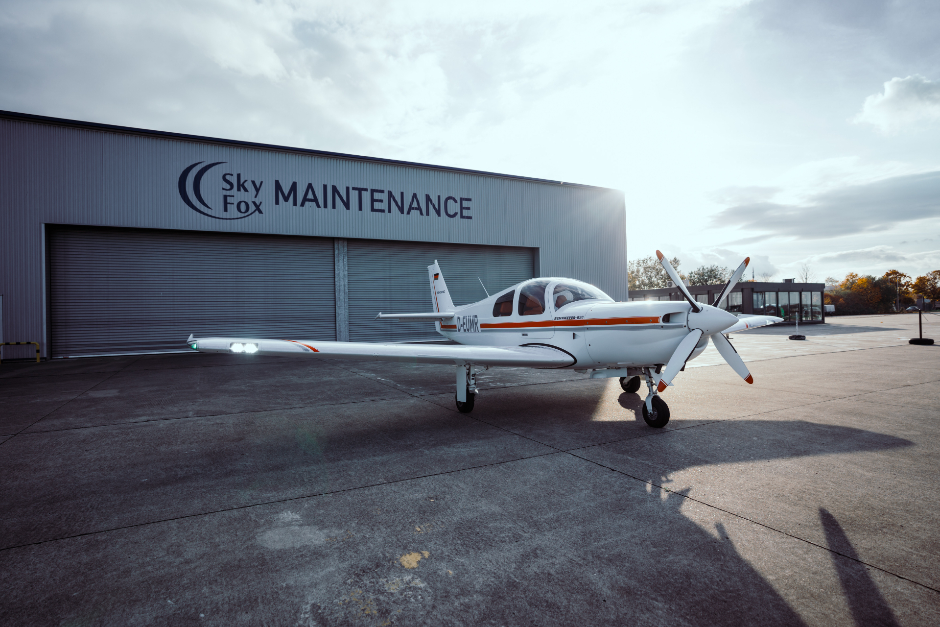 Ruschmeyer R90-230RG vor dem Hangar